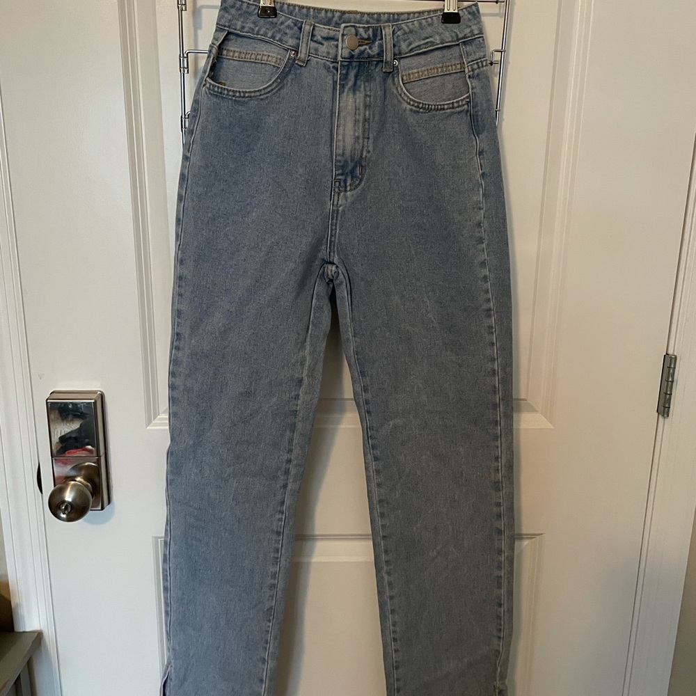 Light wash jeans with pocket cut out